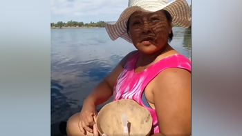 Kathy sigue buscando a su hija Yessica, de 10 años, que desapareció en el río Limay. Ante la desesperación, hizo la prueba de la vela, que según la creencia popular ayuda a encontrar a personas ahogadas. 