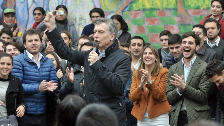 El Presidente reapareció ayer en un acto con jóvenes en Villa Devoto.