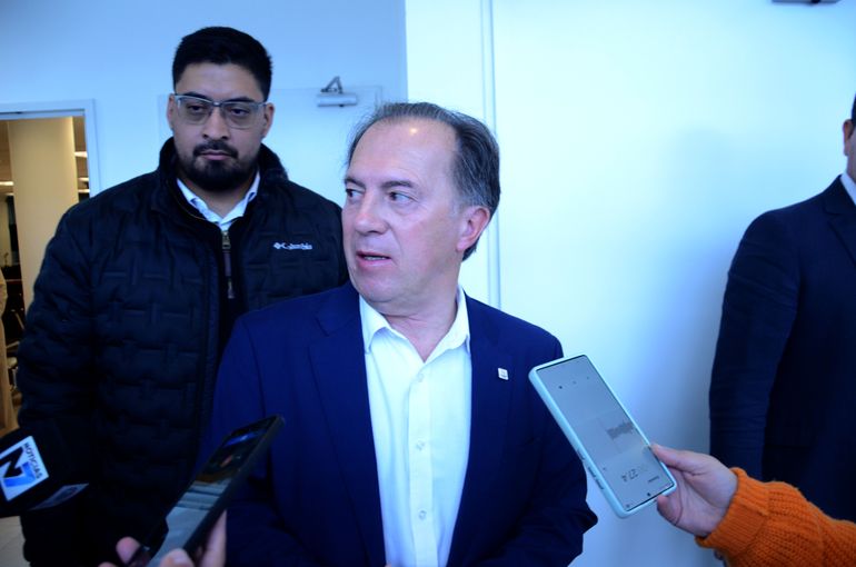 Luis Bertolini saliendo de la Sala 12 del Poder Judicial de Neuquén tras concoer que no irá a prisión domiciliaria.