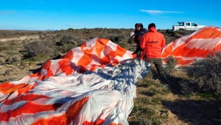 El paracaídas del globo de la NASA que cayó en Chubut.