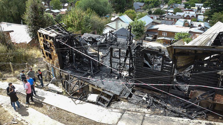 El complejo de viviendas quedó reducido a cenizas.
