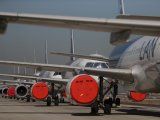 FOTO DE ARCHIVO. Aviones de pasajeros recorren una de las pistas de aterrizaje del aeropuerto internacional de Santiago, que opera con escasa actividad debido a las restricciones por la pandemia del