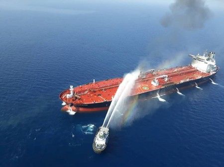 Barco iraní trata de contener el incendio de un tanquero en el Golfo de Omán, 13 junio 2019. Tasnim News Agency/Entregada vía REUTERS Barco iraní trata de contener el incendio de un tanquero en el Golfo de Omán, 13 junio 2019. Tasnim News Agency/Entregada vía REUTERS
