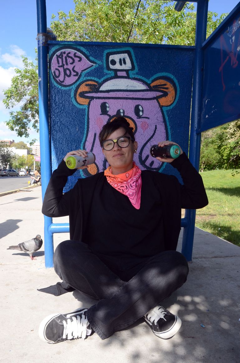 “Estudié cine pero me hice en la calle”, aclaró Pabla que lleva pintados cientos de murales en los espacios públicos por eso se considera una artista urbana. “Estudié cine pero me hice en la calle”, aclaró Pabla que lleva pintados cientos de murales en los espacios públicos por eso se considera una artista urbana.