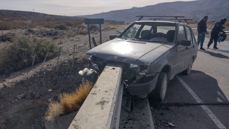 Zafó de milagro: perdió el control de su auto y se incrustó en un puente