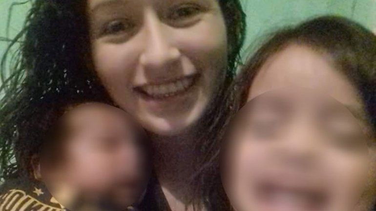 La muchacha asfixió a sus chicos con una almohada en la habitación.