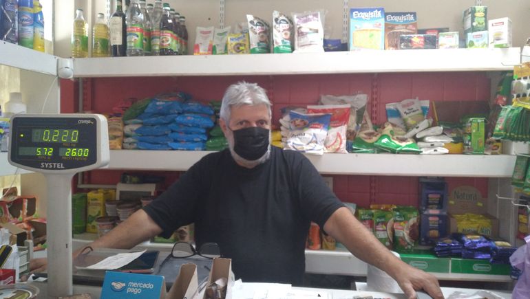 Sergio tiene despensa y verdulería.