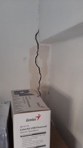 La oficina de Tur presenta varias grietas en las paredes.