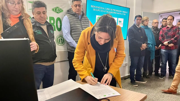 Se capacitarán a 40 personas para trabajar en la obra del Oleoducto Vaca Muerta Sur. Foto: Prensa de la Provincia de Río Negro. Se capacitarán a 40 personas para trabajar en la obra del Oleoducto Vaca Muerta Sur. Foto: Prensa de la Provincia de Río Negro.