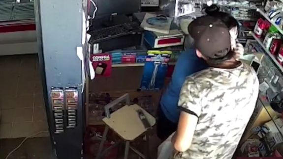 Video: le robó y antes de irse le dio un beso a la víctima