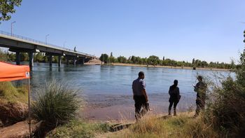 busqueda de la nena arrastrada por el rio limay en balsa las perlas: asi es el operativo