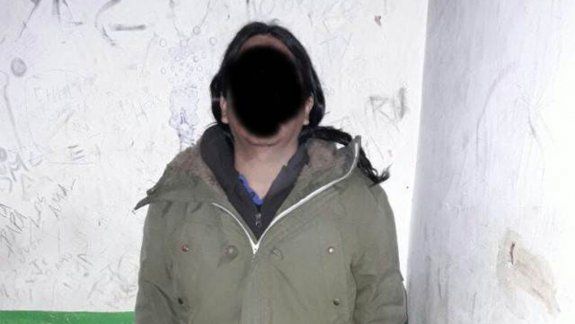 El hombre, que trabaja en escuelas de Florencio Varela, fue detenido. La madre de la nena también es docente.