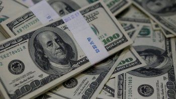 el dolar marco un nuevo maximo y cerro a $62,37 el dolar marco un nuevo maximo y cerro a $62,37