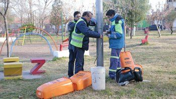 Comenzaron a colocar 40 cestos de basura en el Melipal
