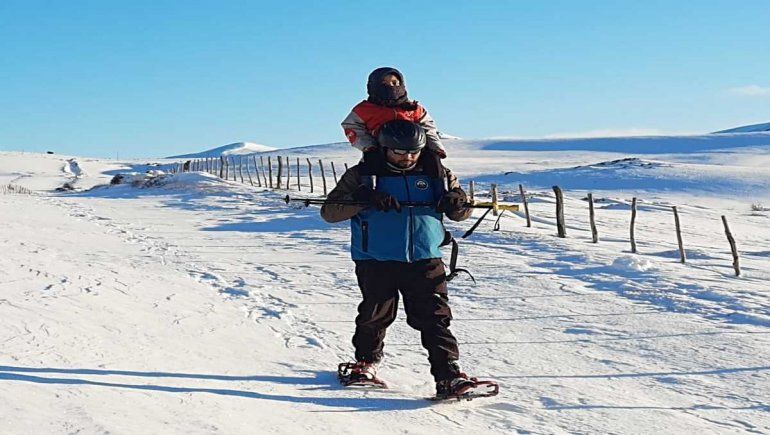 En andas y con la nieve hasta la cintura para llegar al hospital