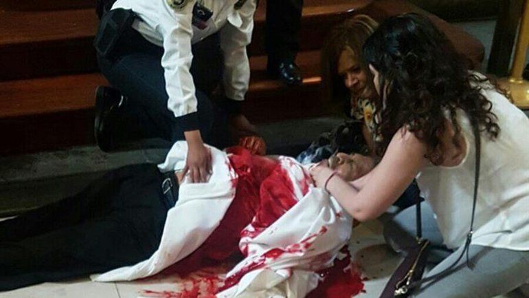 El agresor es un hombre que dijo llamarse John Rock Schild. Se negó a dar su declaración ante la Justicia.