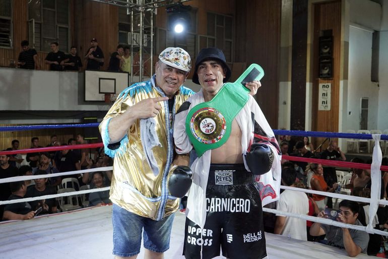 El campeón Panguilef junto a Bruno Godoy, uno de los que lo acompañó en el rincón. Foto: Claudio Espinoza. El campeón Panguilef junto a Bruno Godoy, uno de los que lo acompañó en el rincón. Foto: Claudio Espinoza.
