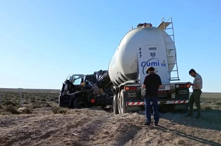 El conductor de un camión petrolero murió en un choque en Santa Cruz. El conductor de un camión petrolero murió en un choque en Santa Cruz.
