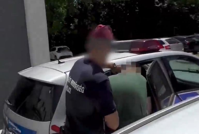 Ingresa a un móvil policial el camillero acusado de robar restos humanos de su lugar de trabajo. Ingresa a un móvil policial el camillero acusado de robar restos humanos de su lugar de trabajo.