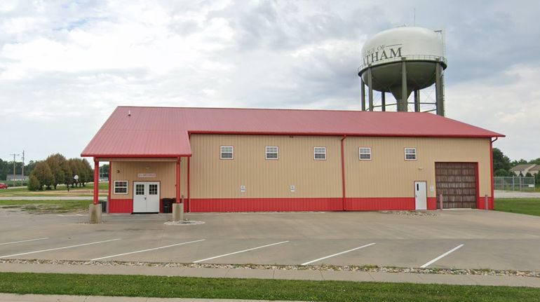 El auto se incrustó en un centro extraescolar que se especializa en ofrecer actividades al aire libre para niños. El auto se incrustó en un centro extraescolar que se especializa en ofrecer actividades al aire libre para niños.