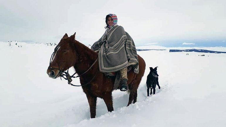 La neuquina que a caballo y entre la nieve atiende a pobladores rurales