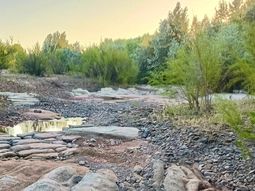 El arroyo Covunco cada vez está más seco y pone en conflicto a vecinos, productores y estancieros en los alrededores de Mariano Moreno, un municipio en el centro de la provincia de Neuquén. El arroyo Covunco cada vez está más seco y pone en conflicto a vecinos, productores y estancieros en los alrededores de Mariano Moreno, un municipio en el centro de la provincia de Neuquén.