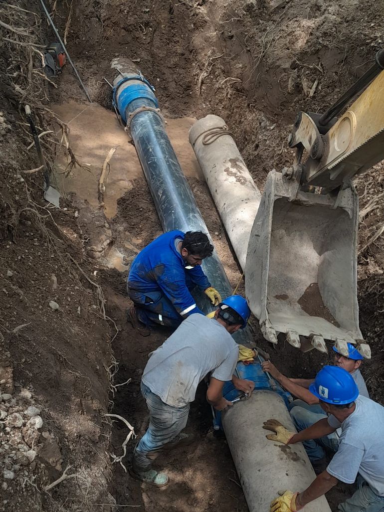 Los operarios de la Cooperativa de Agua Potable de Plottier trabajaron varias horas para reparar el caño roto. Los operarios de la Cooperativa de Agua Potable de Plottier trabajaron varias horas para reparar el caño roto.