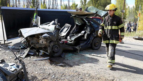 Dos mujeres resultaron heridas tras un impresionante choque frontal en Centenario
