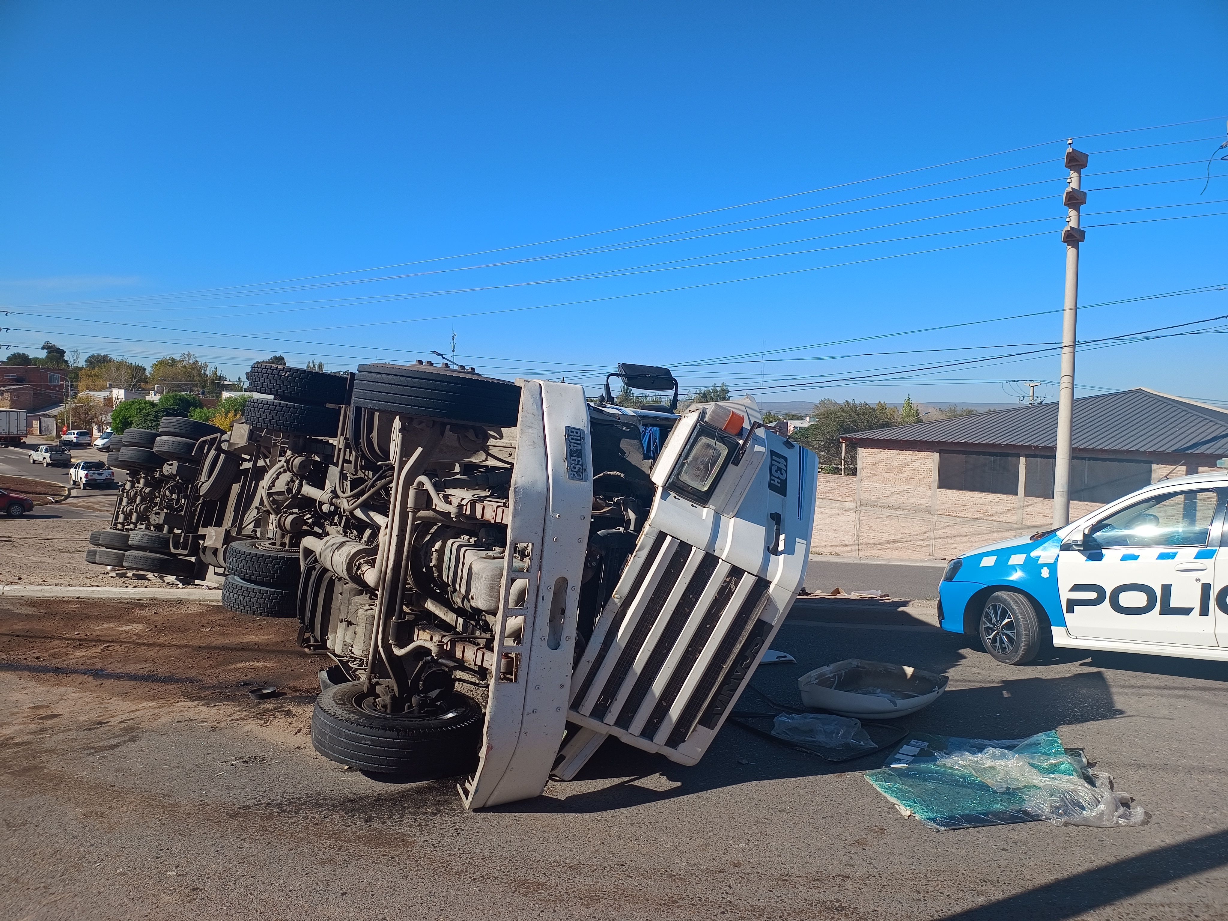 Impactante vuelco de un enorme camión cargado de pollos: la gente se llevó la mercadería