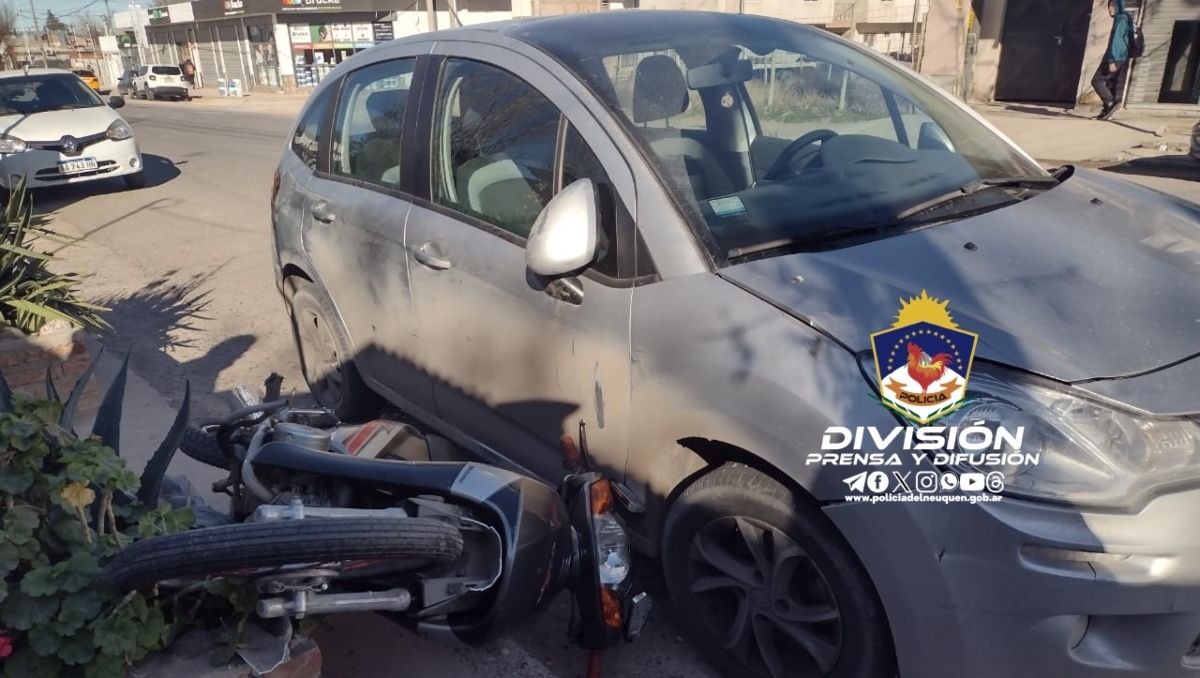 El joven quedó tirado entre el cordón cuneta y el auto.