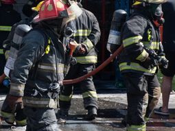 Bomberos Voluntarios de General Roca lograron apagar el incendio en el bar Valkiria, donde los atacantes provocaron una pérdida de gas al romper los caños. Bomberos Voluntarios de General Roca lograron apagar el incendio en el bar Valkiria, donde los atacantes provocaron una pérdida de gas al romper los caños.