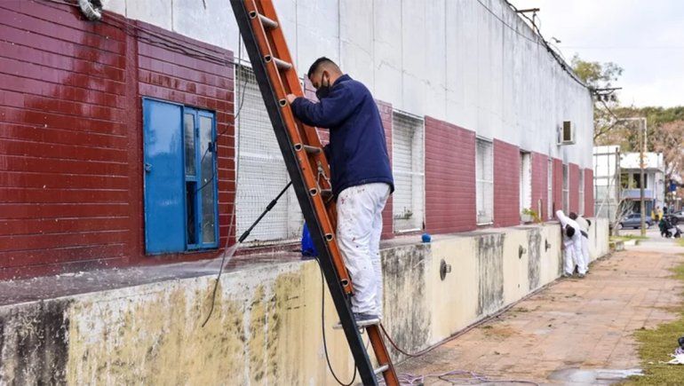 Su esposa sobrevivió al COVID y agradeció pintando todo el hospital