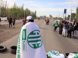 ate comienza la semana con un corte en ruta 7: cual es el reclamo ate comienza la semana con un corte en ruta 7: cual es el reclamo