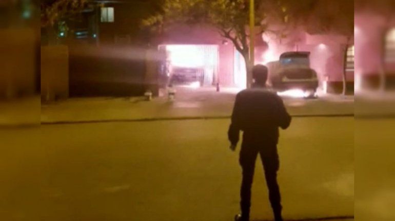 Video: incendiaron vehículos en un barrio céntrico de Cipo
