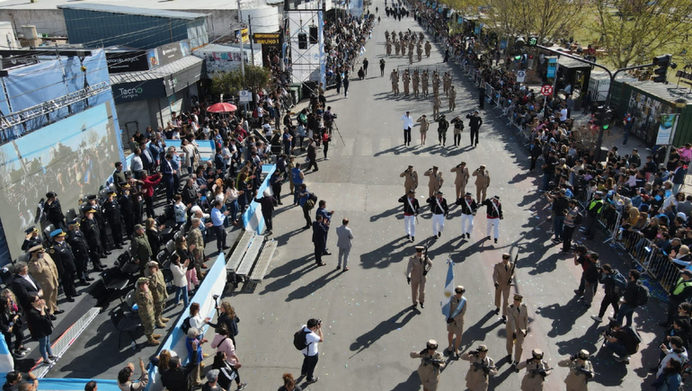 Multitudinario e histórico desfile en el cumple de Neuquén