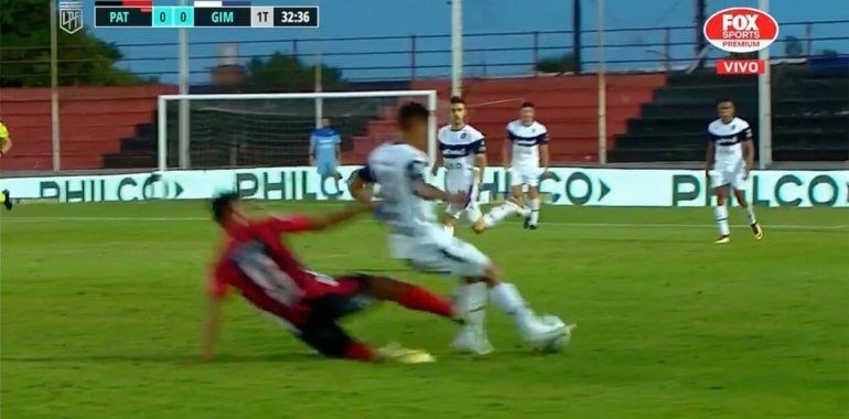 A Tevez no, a un neuquino sí lo echaron por un tremendo planchazo