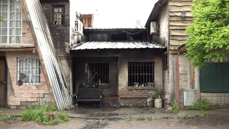 Voraz incendio consumió parte de una casa en La Sirena: creen que fue por una vela