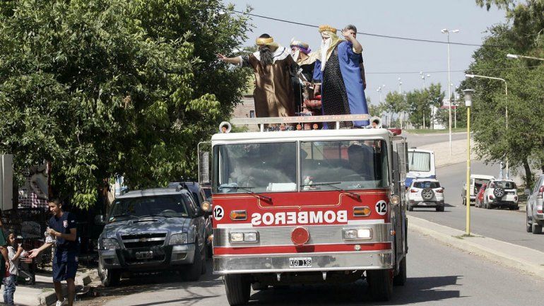 Los Reyes visitaron el hospital y repartieron regalos en Centenario