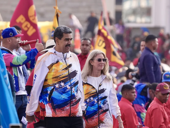 Nicolás Maduro con su esposa, Cilia Flores, en un acto de campaña.