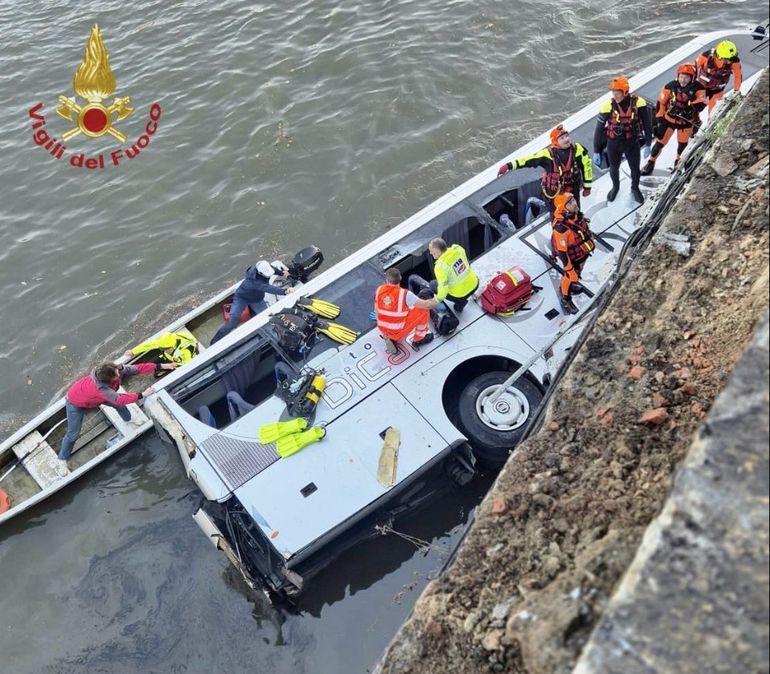 El autobús cayó al río Po en Turín y quedó semisumergido, tumbado sobre su costado izquierdo. El autobús cayó al río Po en Turín y quedó semisumergido, tumbado sobre su costado izquierdo.