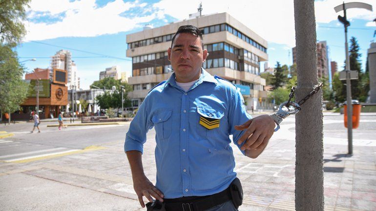 El policía que se encadenó en el Monumento volverá a trabajar