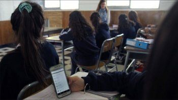 El uso de celulares en las escuelas, es un dilema de nunca terminar.
