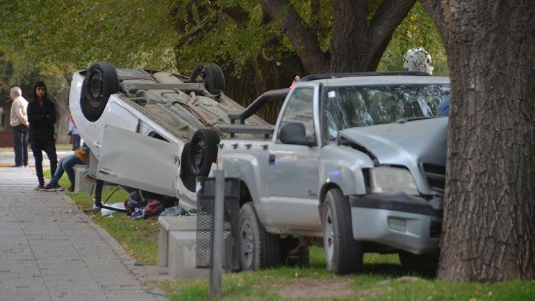 Dos heridos en un choque y vuelco en pleno centro