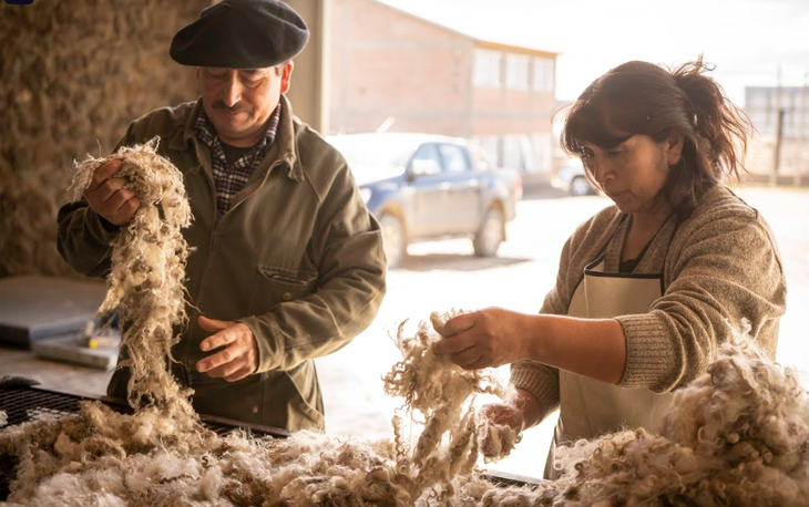 Productores procesando fibras certificadas como Wildlife Friendly_Crédito Ezequiel Infantino Productores procesando fibras certificadas como Wildlife Friendly_Crédito Ezequiel Infantino