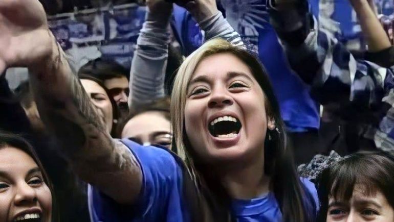Quién es la murguera que empapeló el puente carretero