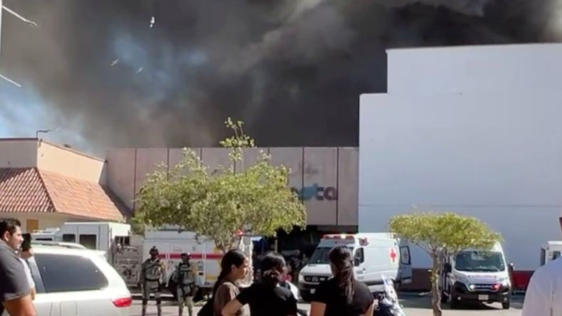 El incendio en Plaza Fiesta Las Palmas de Los Mochis. | LM Neuquen El incendio en Plaza Fiesta Las Palmas de Los Mochis.