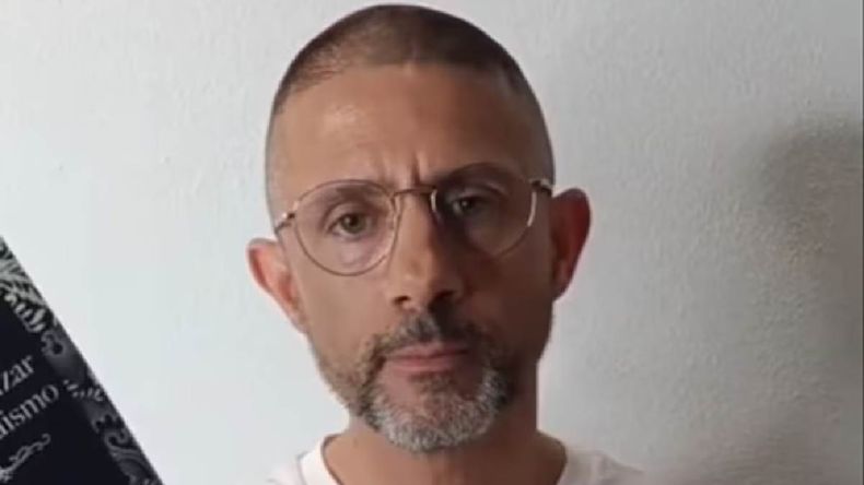 El escritor Daniel Hernán Huerta desató la polémica en España al simular su muerte para promocionar su libro. | LM Neuquen El escritor Daniel Hernán Huerta desató la polémica en España al simular su muerte para promocionar su libro.