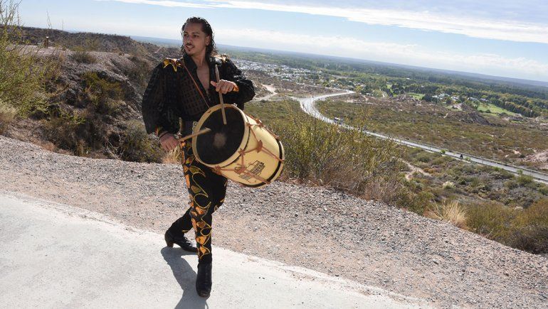 Enzo Nievas, el neuquino que conquista el mundo con el malambo