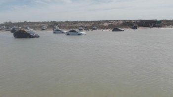 una marea extraordinaria atrapo a decenas de autos una marea extraordinaria atrapo a decenas de autos