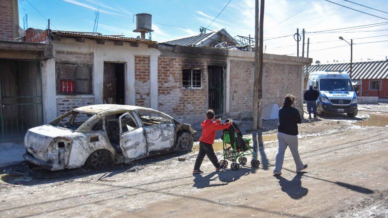 La casa de la familia narco y el Citroën C4 que prendieron fuego. La vivienda quedó totalmente destruida y bajo la custodia de la Metropolitana.